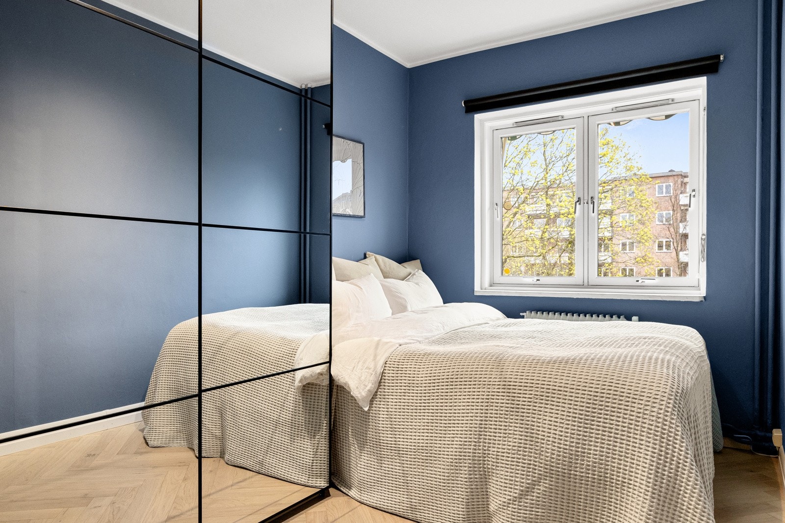 Luftig soverom med god plass til stor dobbeltseng. Soverommet er malt i en lun og harmonisk farge og har en stor vindusflate. Galleribilde