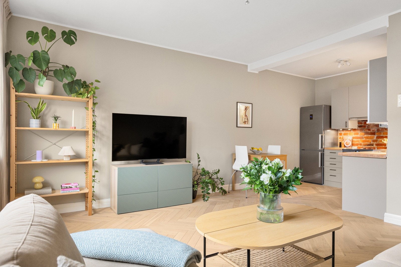 Innvendig oppleves boligen som lys og luftig med god takhøyde og store vindusflater. Galleribilde