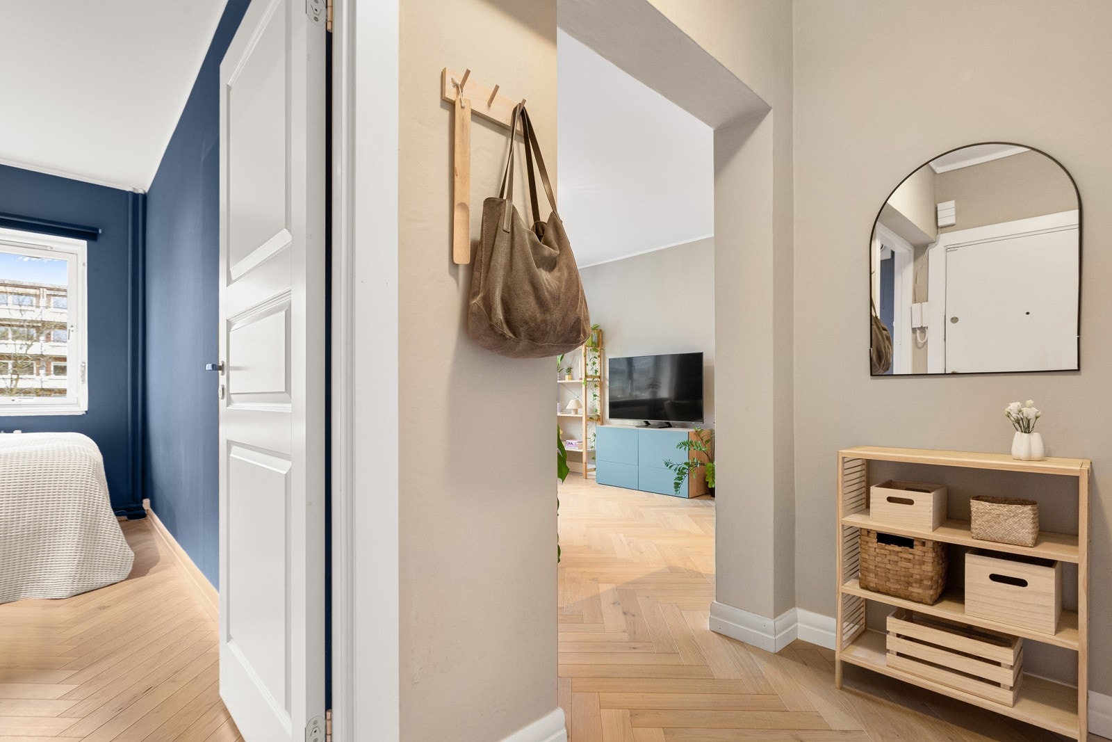 Entréen har malte veggflater, samt god plass til oppbevaring i praktisk kott. Galleribilde