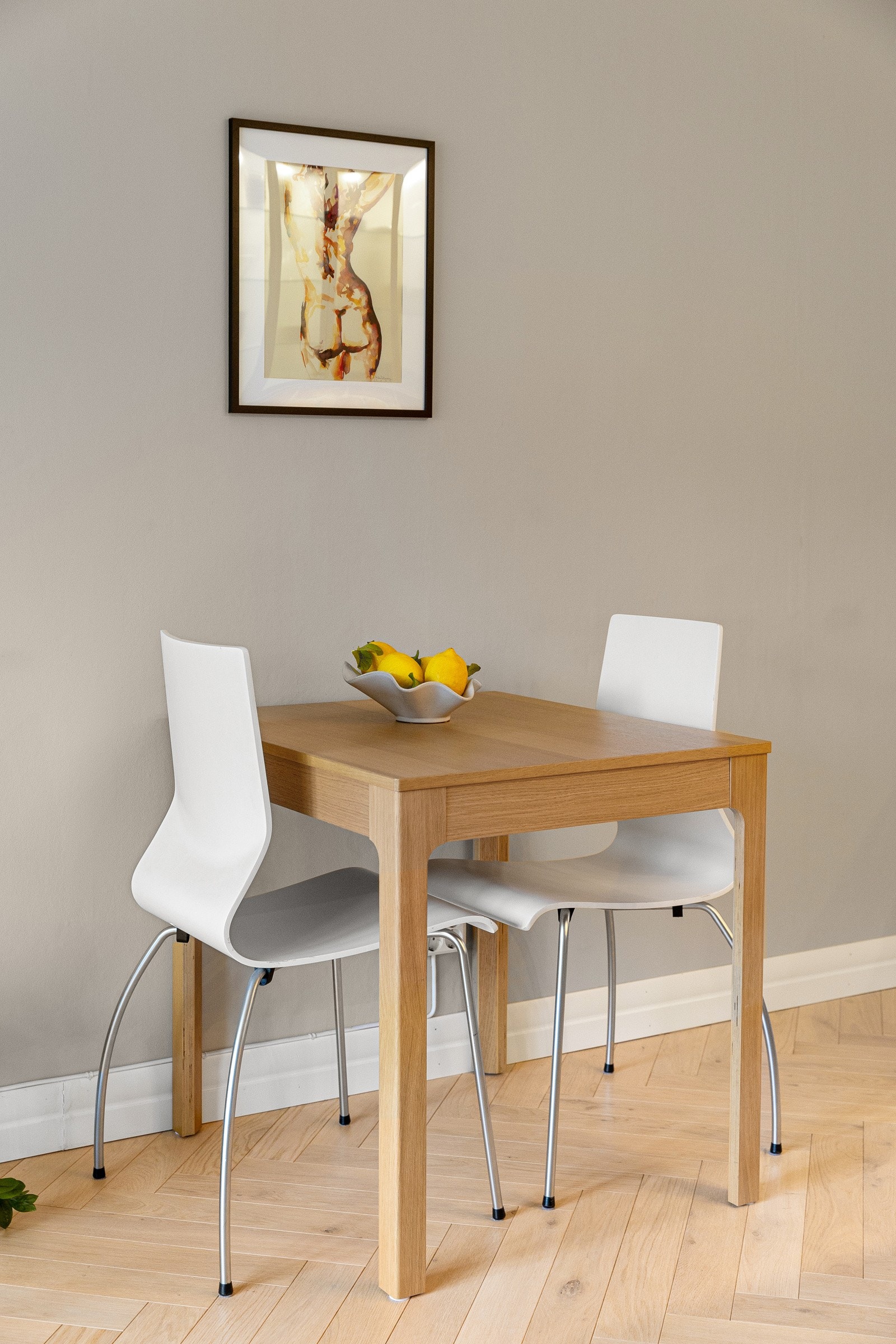 Mellom kjøkken og stue er det god plass til spisebord. Galleribilde