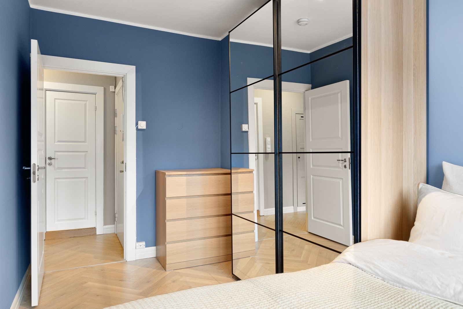 På soverommet er det god plass til oppbevaring i den store skyvedørsgarderoben som medfølger i handelen. Galleribilde