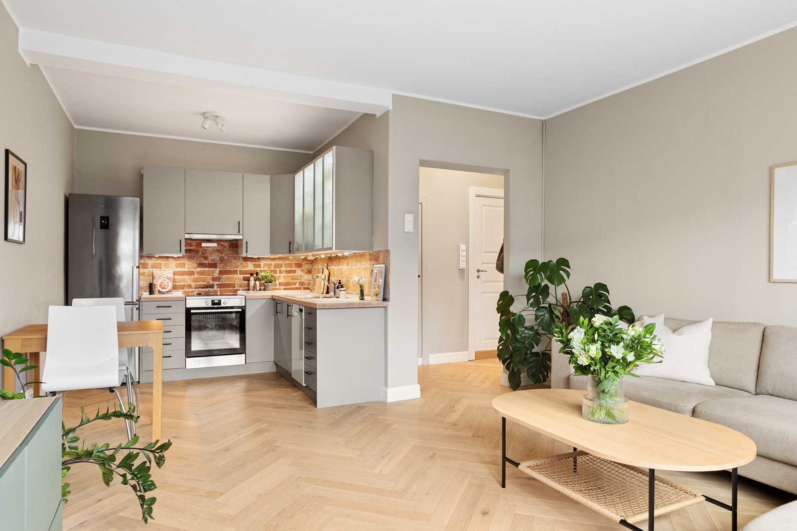 Kjøkkenet ligger i en åpen løsning fra stuen med en praktisk L-formet løsning. Galleribilde