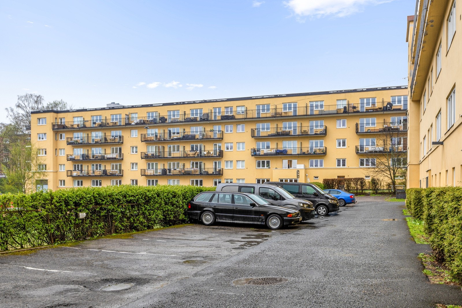 Borettslaget eier 21 biloppstillingsplasser som fordeles etter ansiennitetsprinsippet. Styret har oversikt over ventelisten. Galleribilde