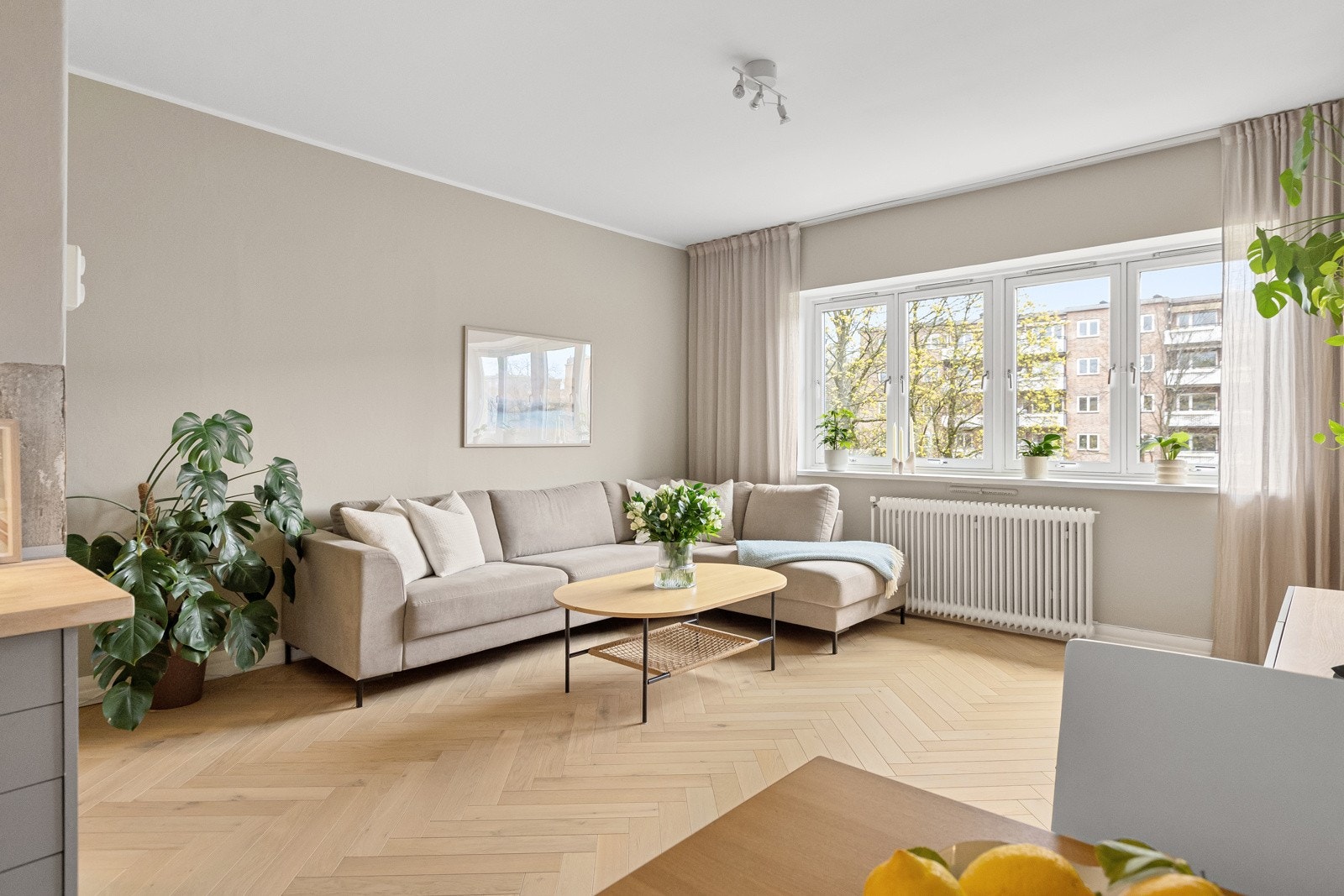 Romslig stue med god plass til sofagruppe, mediabenk og TV på vegg. Stuen har store, flotte vindusflater som slipper inn rikelig med naturlig sollys. Galleribilde