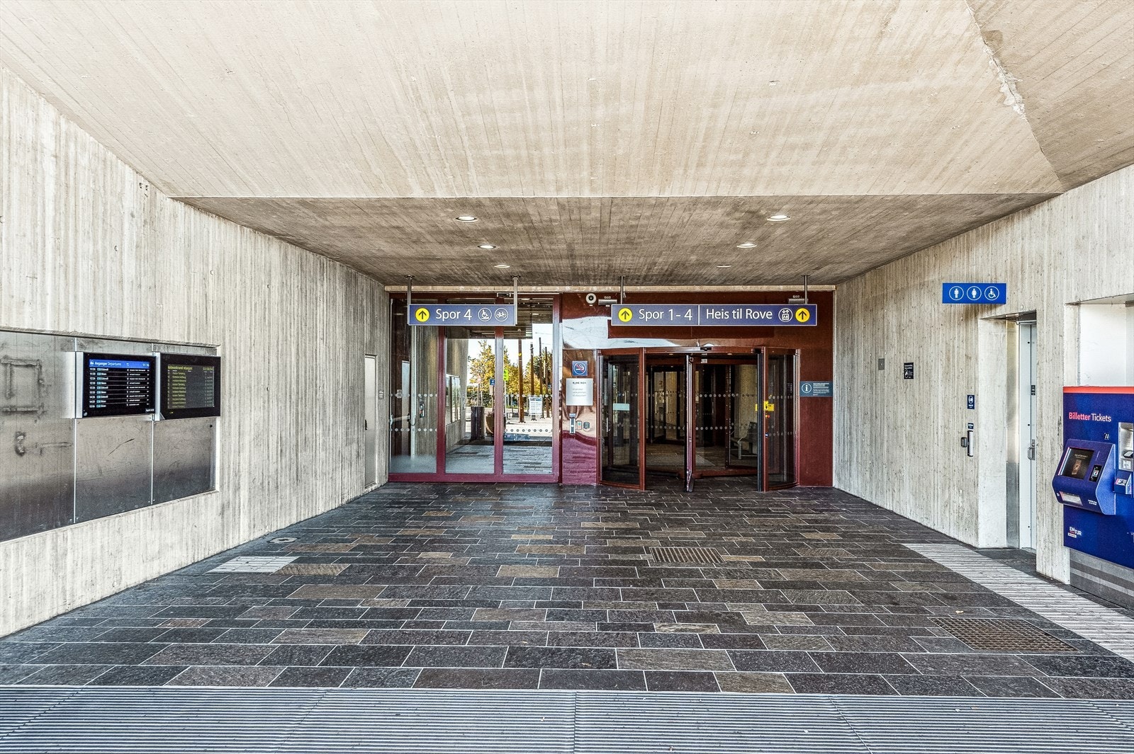 Fra Holmestrand tar det i dag ca. 50 minutter med tog til Oslo og ca. 20 minutter til Drammen og Tønsberg. Galleribilde