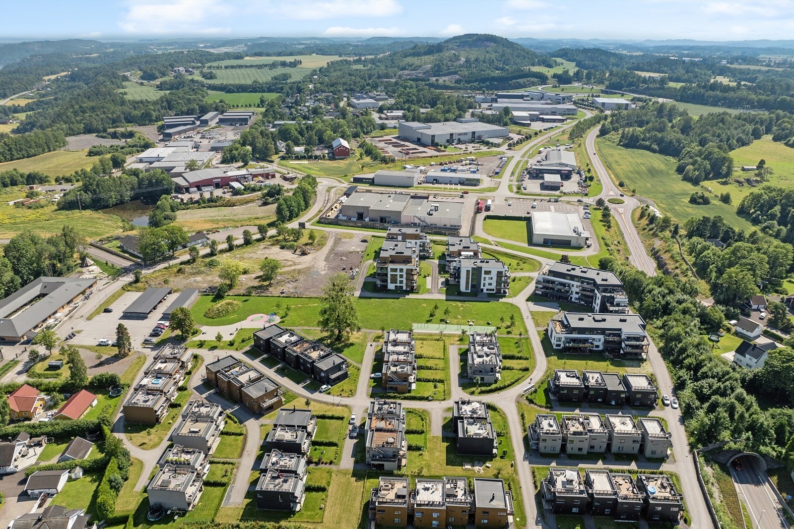 Dette er et ettertraktet boligområde med gode solforhold og kort vei til det meste man skulle ha behov for i hverdagen, samt enkel tilgang til marka og fine turområder. Galleribilde