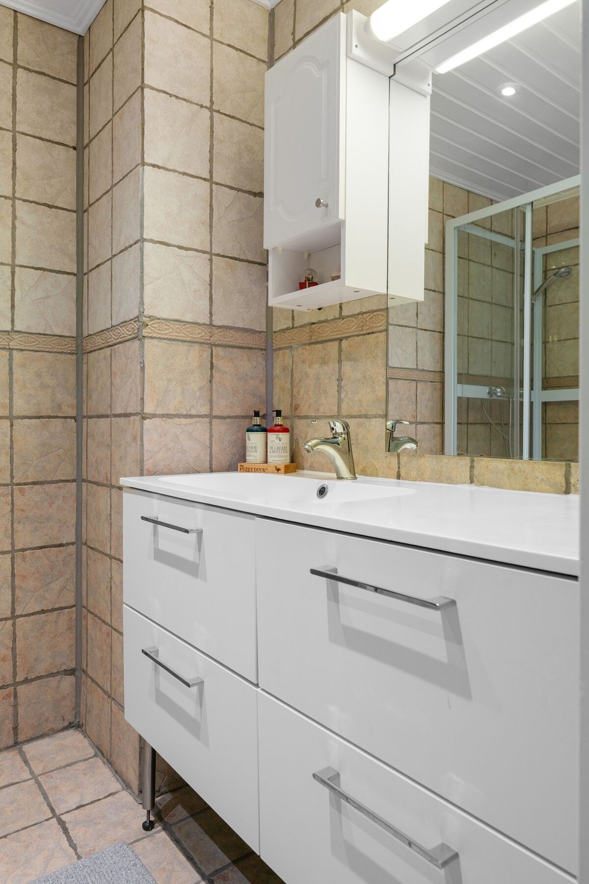 Helfliset og lyst bad som i følge takstmann fremstår uten tegn til fukt. Galleribilde