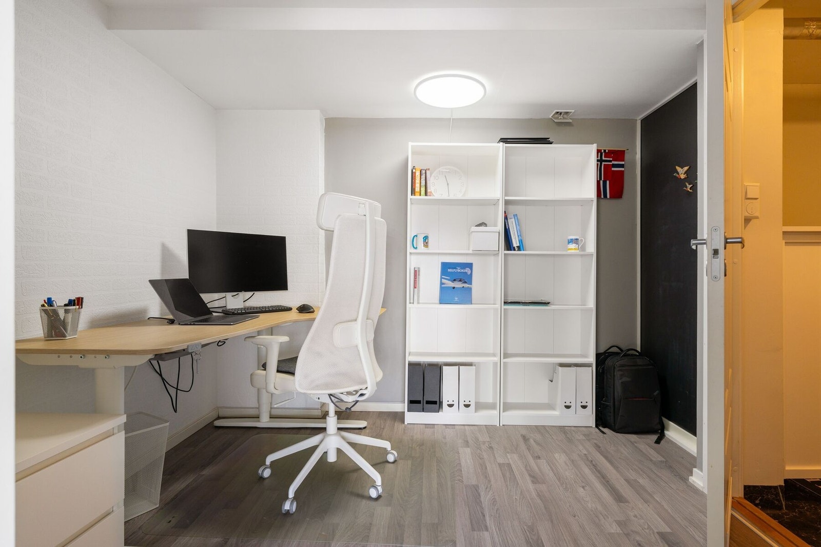 I underetasjen er det også et rom som kan benyttes til eks. hjemmekontor, hobbyrom eller lekerom for de minste. Galleribilde