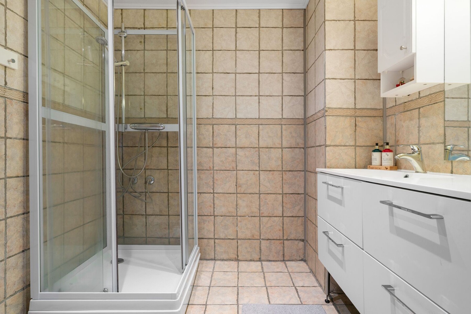 Badet er utstyrt med varme i gulv, dusjkabinett, servant med over- og underskap. Galleribilde