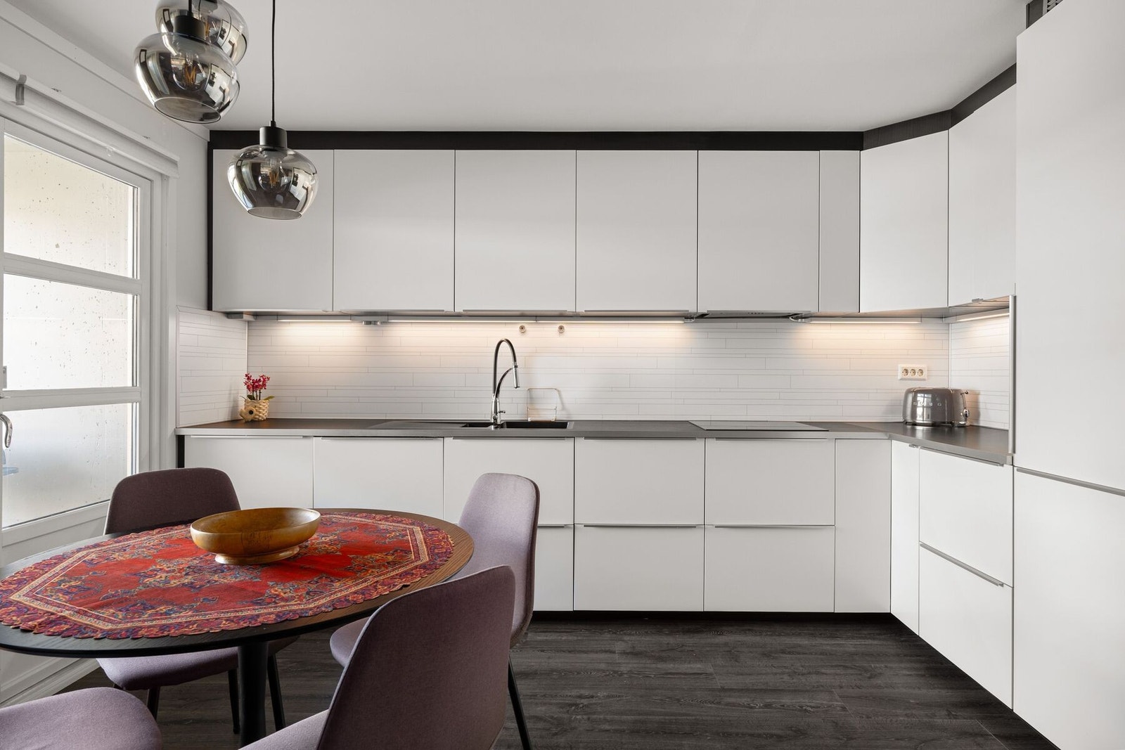 Innholdsrikt og stilrent kjøkken fra 2016 med integrerte hvitevarer. Generøs mengde skap- og benkeplass. Galleribilde