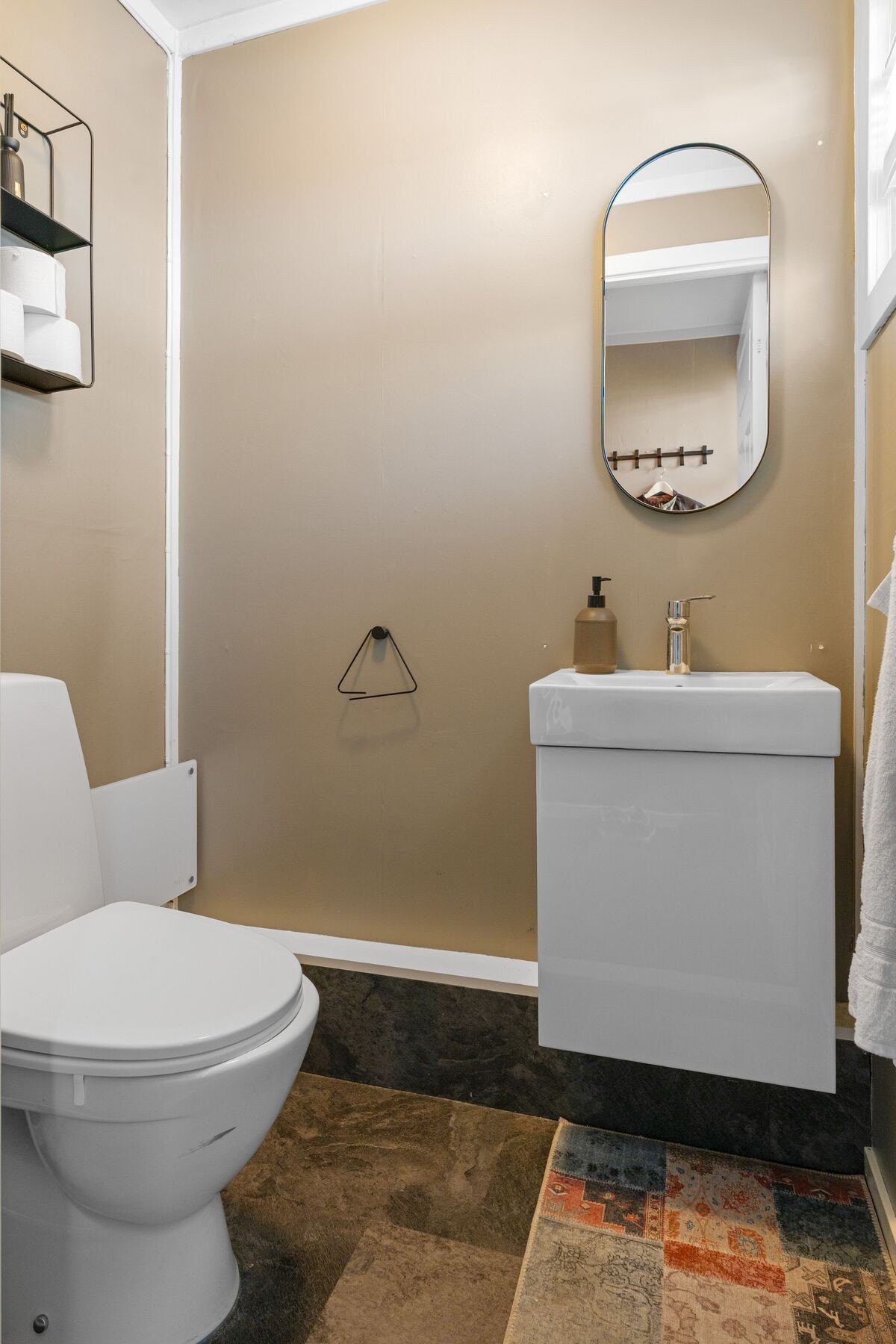 Praktisk toalettrom i 1. etasje. Rommet ble i følge tidligere salgsoppgave oppgradert med ny servant og nytt toalett i 2010. Galleribilde