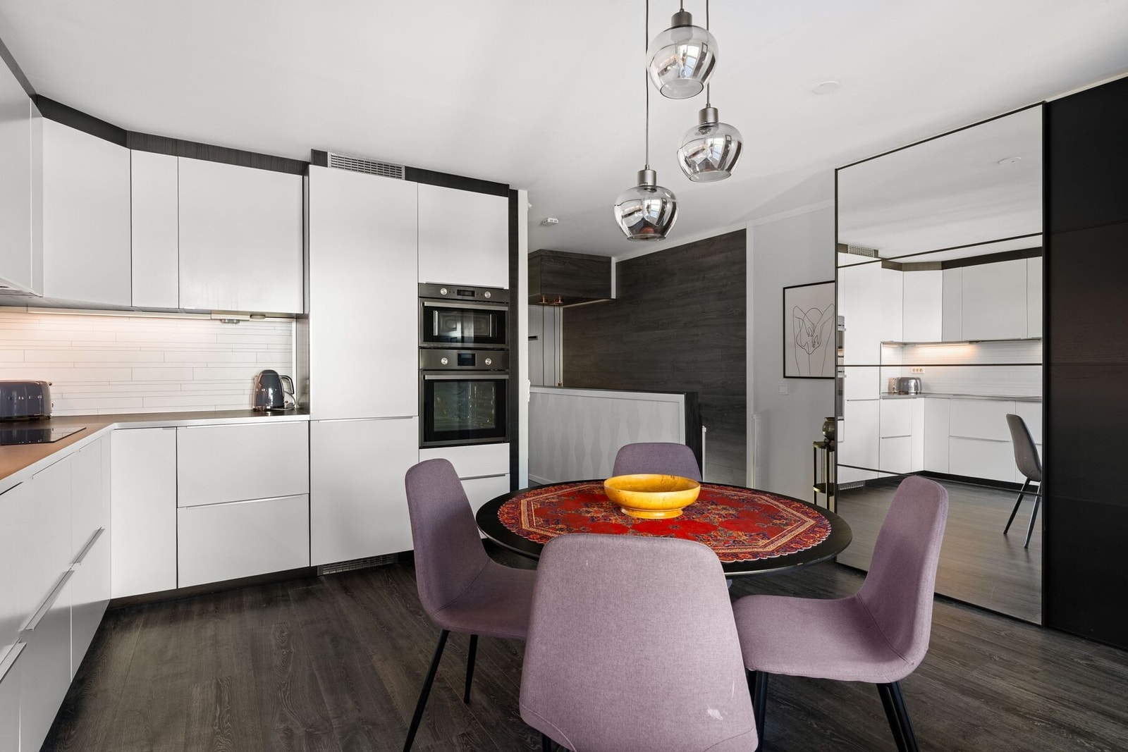 Rommets størrelse og utforming gjør at man har god plass til spisemøblement. Galleribilde