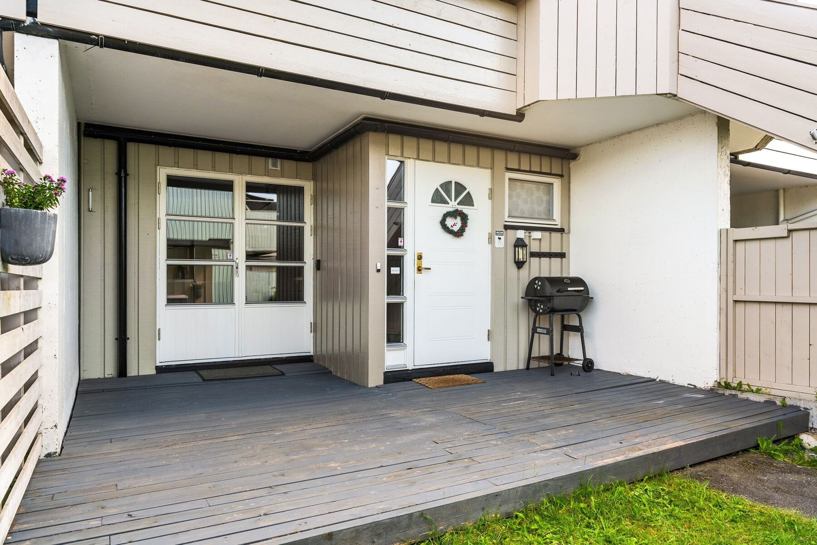 Hyggelig vestvendt terrasse på 16 m² med kvelds- og ettermiddagssol. Galleribilde