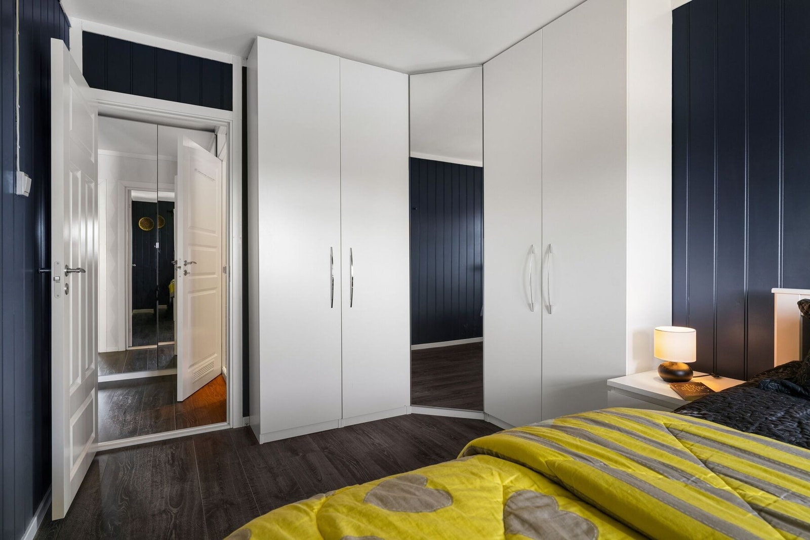 Stor garderobeskap med speil, dette medfølger handelen. Galleribilde