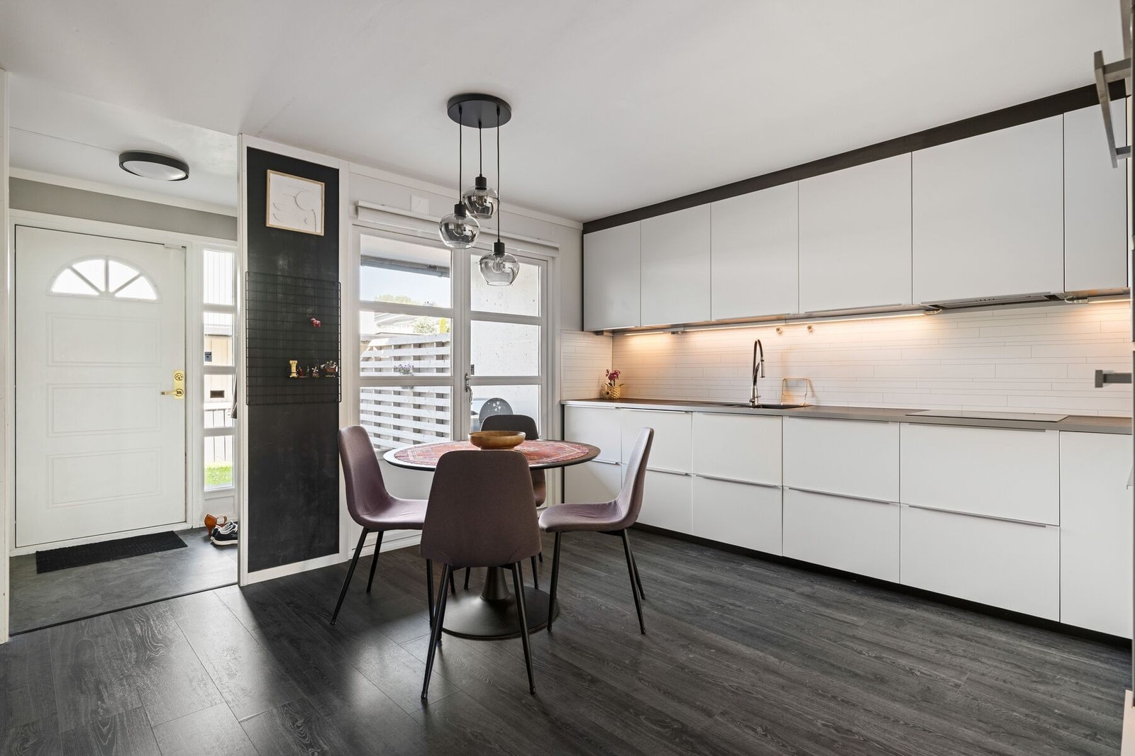 Fra kjøkkenet er det dirkete utgang til den andre uteplassen, som på sommeren er en fin forlengelse av rommet hvor man kan nyte middagen i solen. Galleribilde