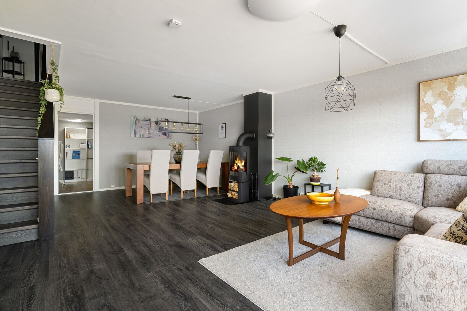 En innholdsrik 3-roms leilighet over to plan, med en gunstig beliggenhet godt skjermet for innsyn fra naboer. Galleribilde