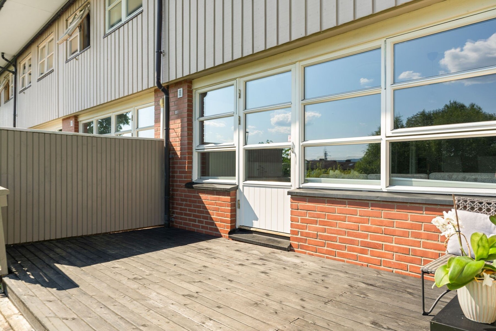 Terrassen er på 12 m² og kan møbleres i flere soner. Galleribilde