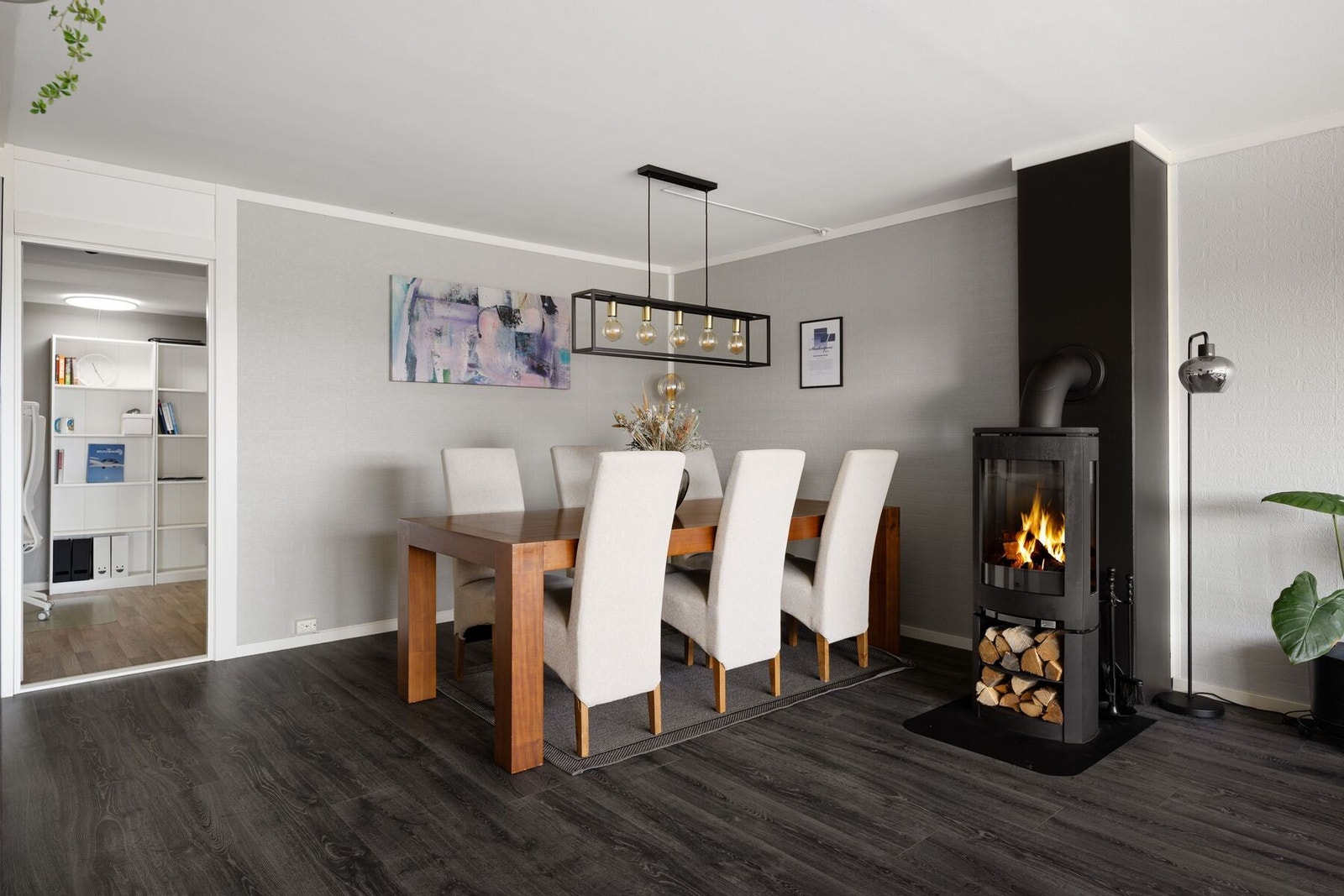 Boligen oppvarmes elektrisk via panelovner og vedovn som sørger for god gjennomvarme på vinterhalvåret. Galleribilde