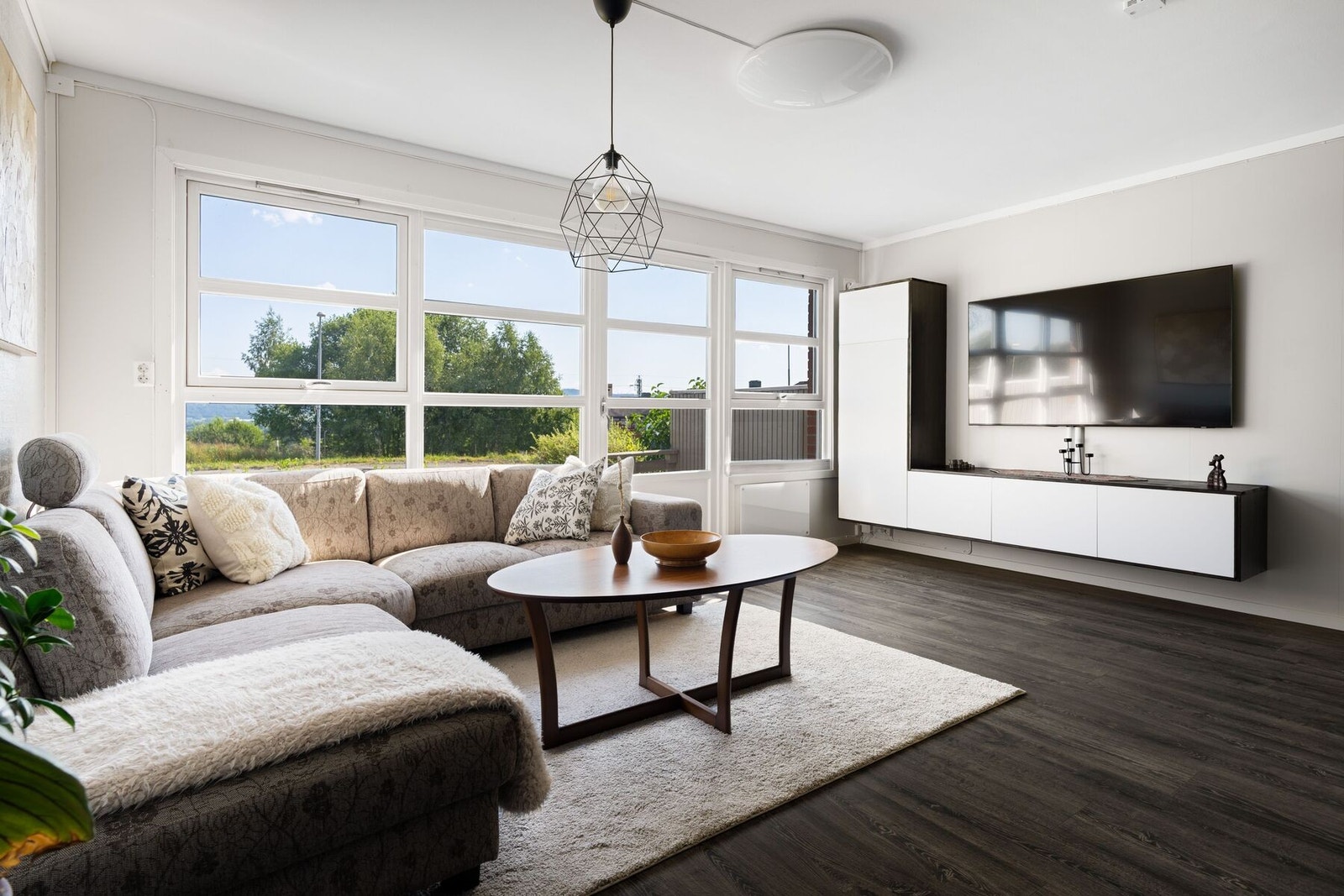 Oppholdsrommet er romslig og gir dermed flere møbleringsmuligheter. De mange vindusflatene sørger for godt med naturlig lys inn i rommet. Galleribilde