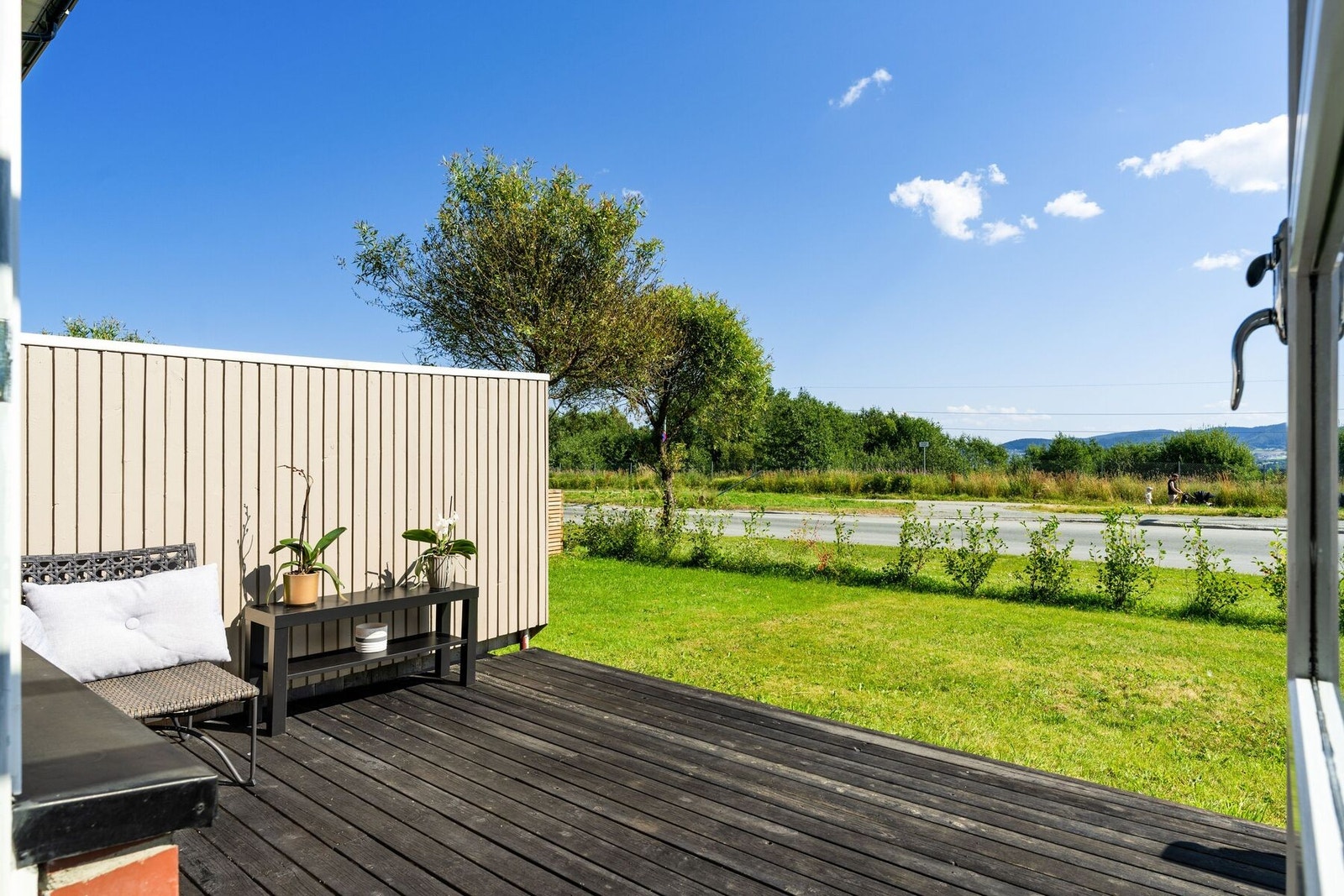 Flott uteområde med terrasse av god størrelse med egen plen. Galleribilde