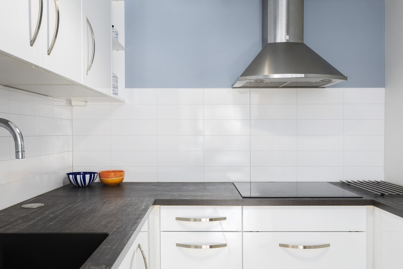 Det er praktisk nedfelt stikkontakt i benkeplaten, samt mekanisk avtrekksvifte over stekesonen. Galleribilde