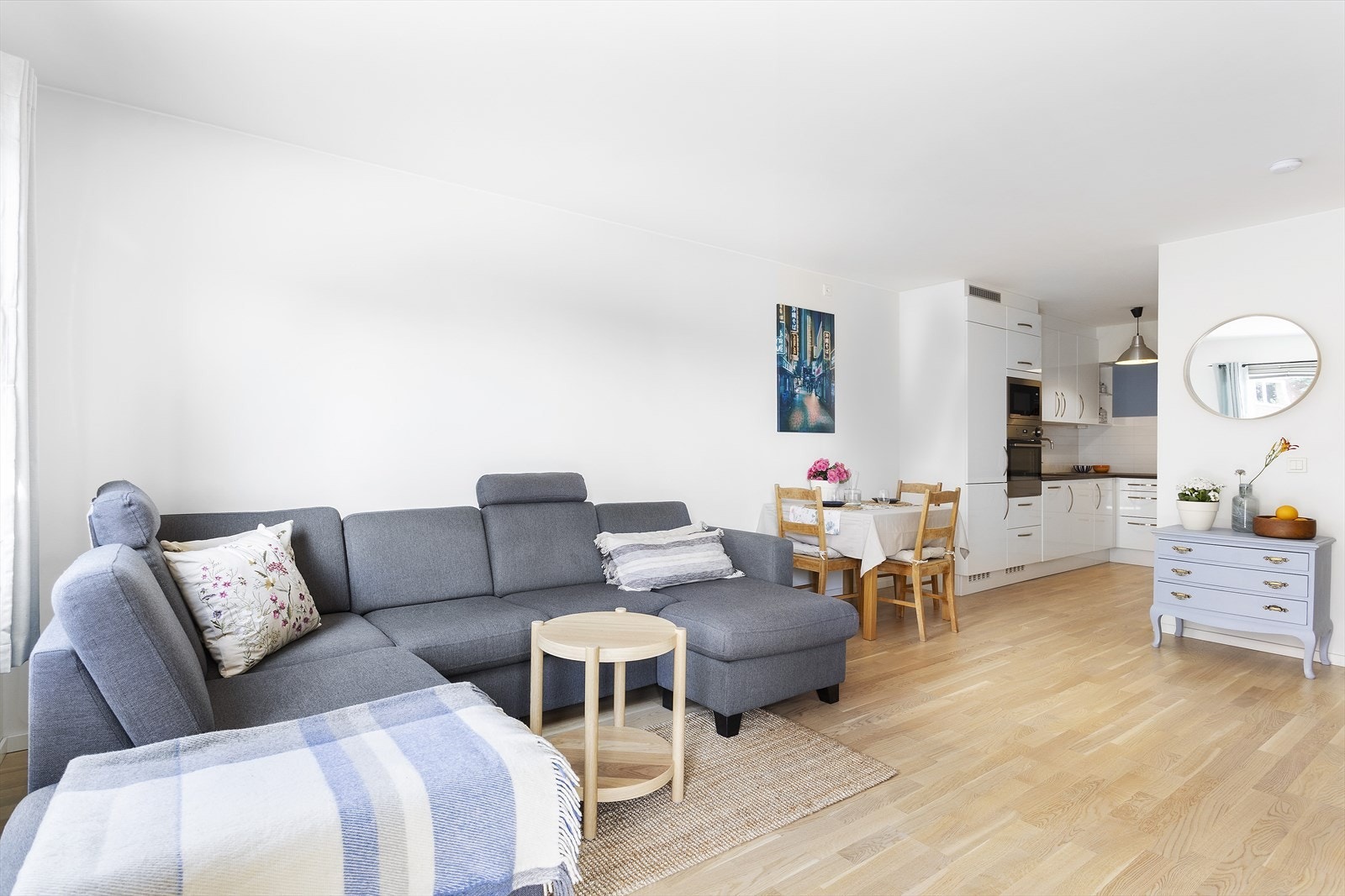 Leiligheten ligger meget sentralt ved Bjølsen, med alt av servicetilbud i umiddelbar nærhet. Fra bygården har du gangavstand til Nydalen, Sagene, Torshov og Grünerløkka med alt dette innebærer. Galleribilde