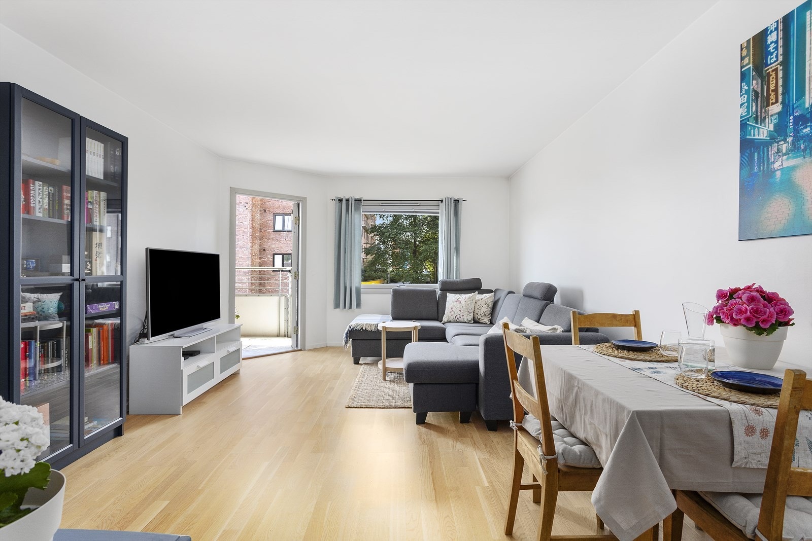 Hyggelig stue med gode møbleringsmuligheter. Utgang til boligens balkong via stuen. Galleribilde