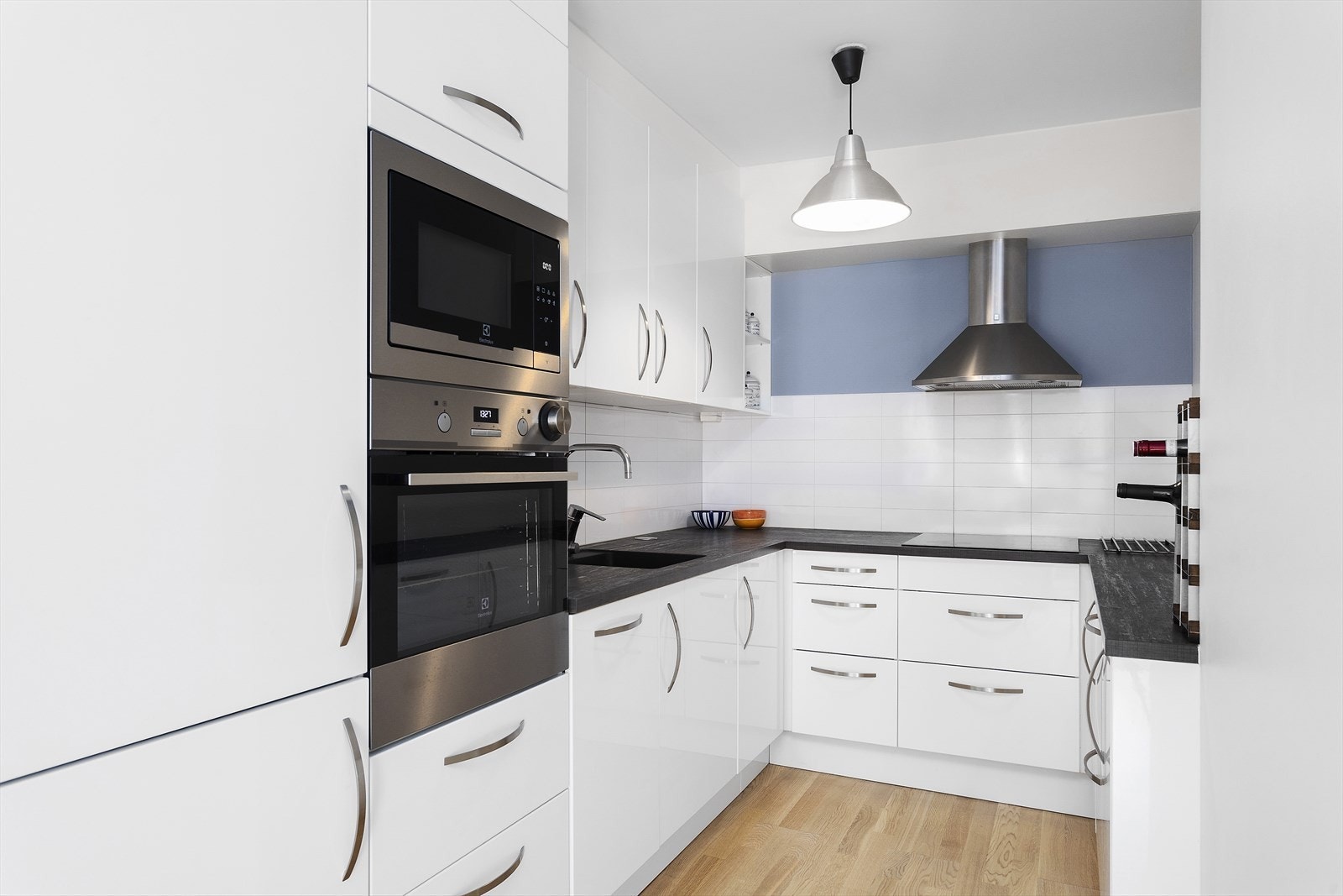 Kjøkkenet er utstyrt med underlimt oppvaskkum fra Franke og ettgreps armatur fra Mora. Galleribilde