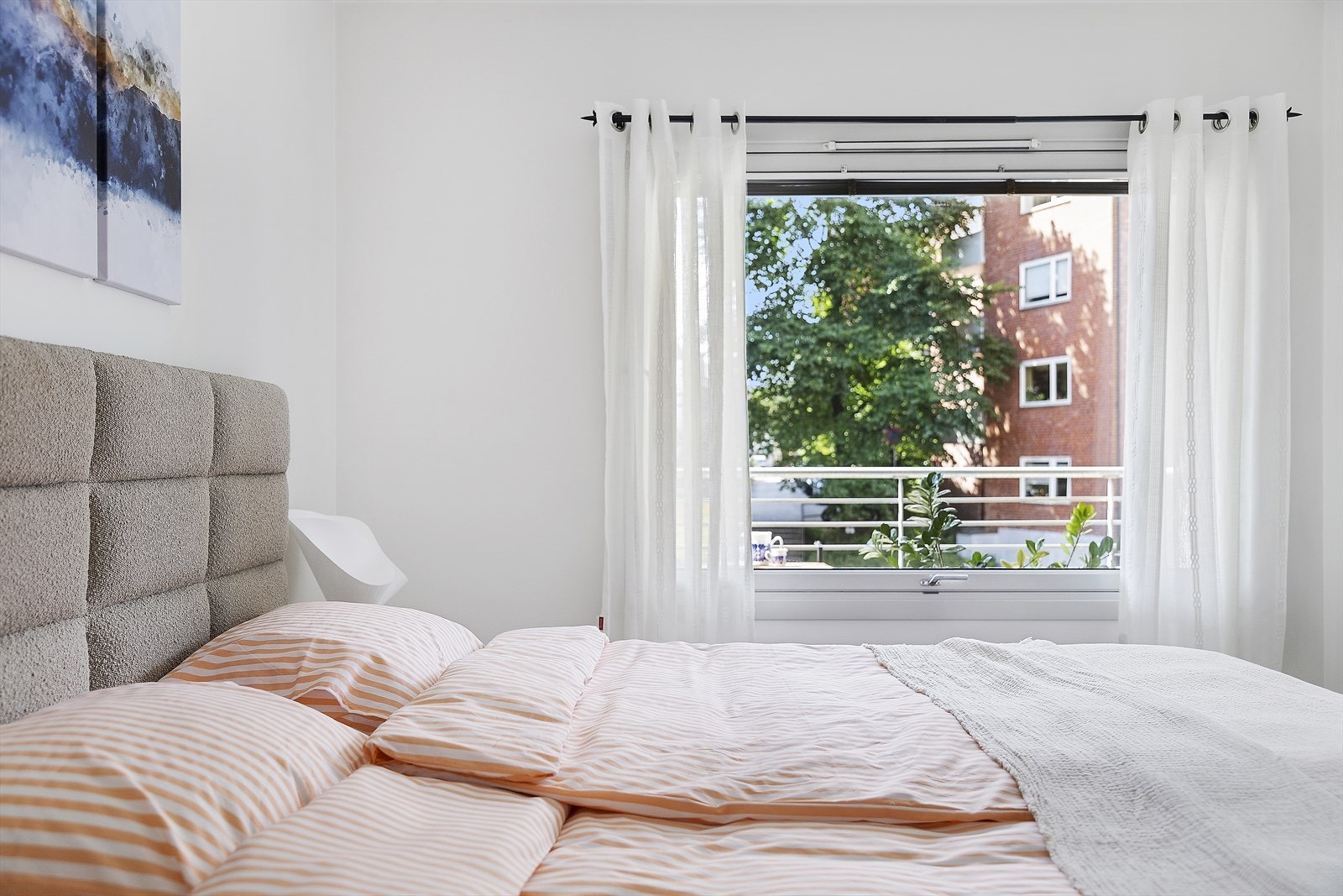 Vinduet gir godt med dagslys til rommet. Et funksjonelt og innbydende rom med potensial for å innredes etter egne behov og preferanser. Galleribilde