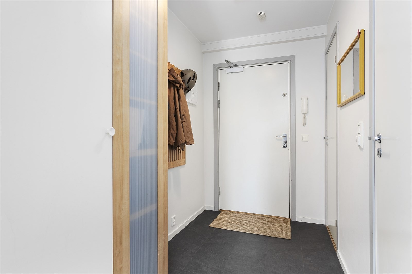 Velkommen inn! Lys og innbydende entré med god plass til et garderobeskap til oppbevaring av yttertøy og sko. Galleribilde