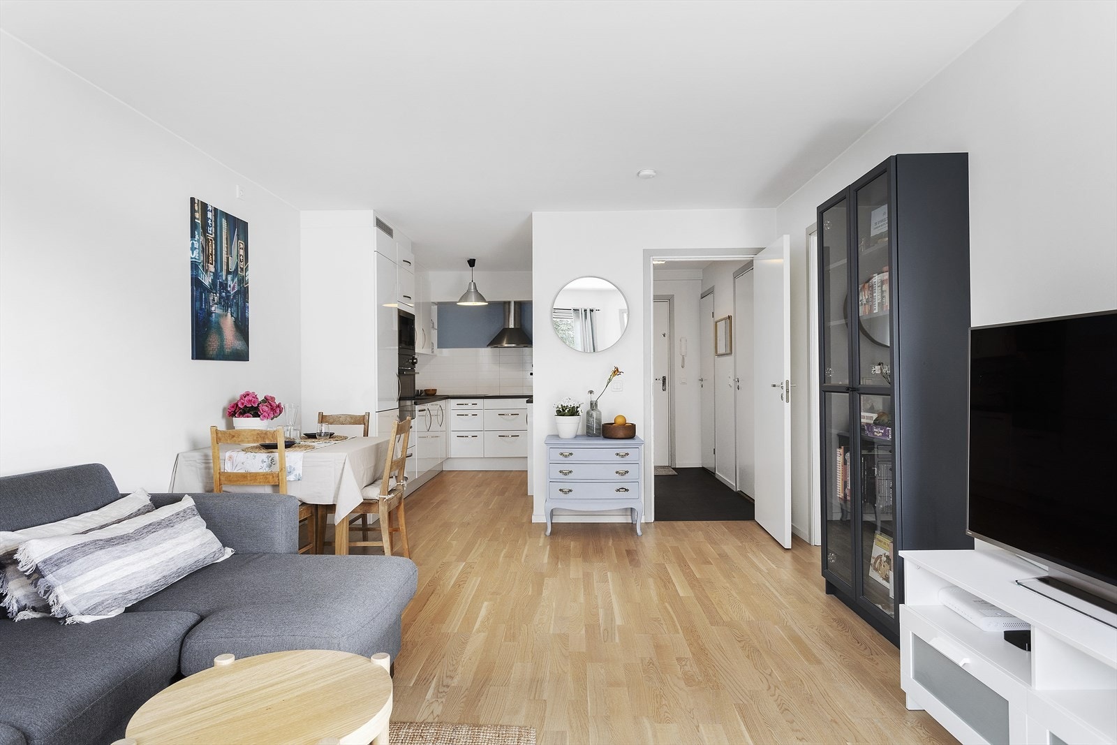 Stue og kjøkken ligger i en åpen løsning - perfekt for sosiale sammenkomster. Galleribilde