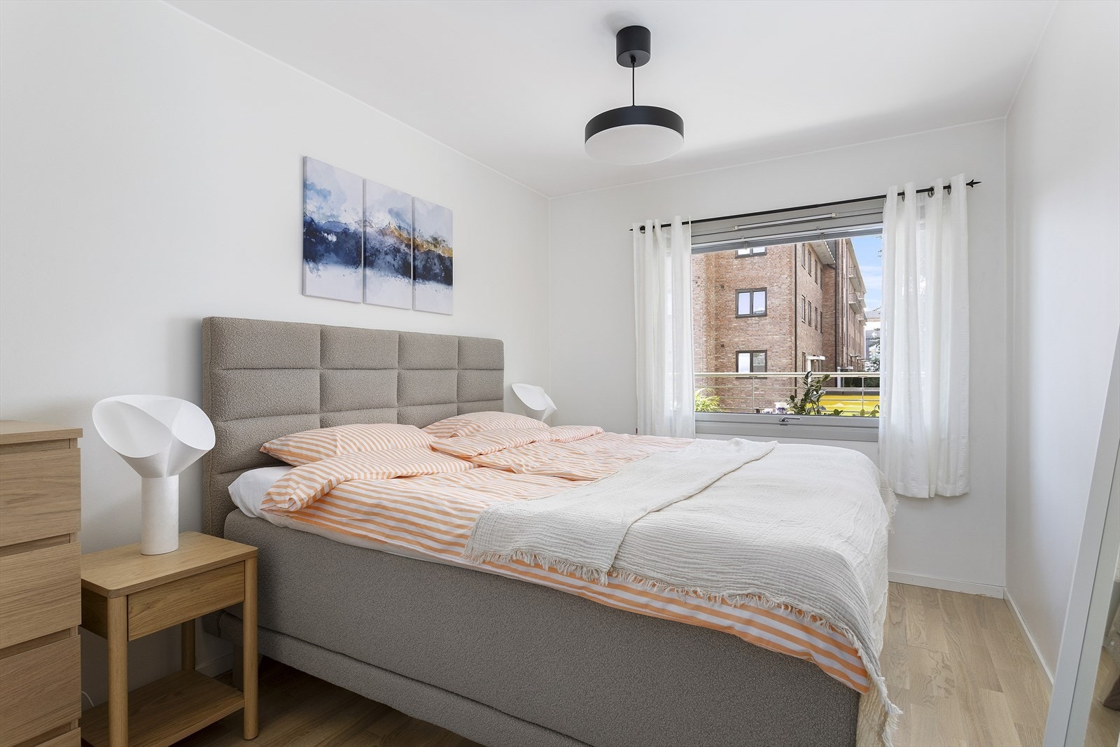 Boligens soverom fremstår som et behagelig og rolig rom med god plass til dobbeltseng og tilhørende møbler. Galleribilde