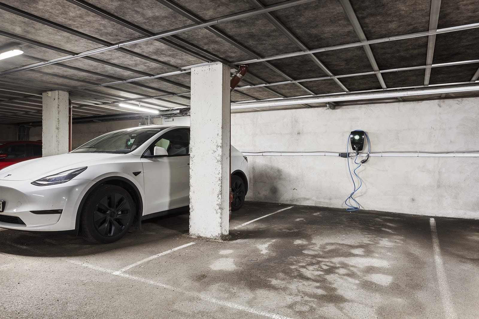 Leiligheten disponerer en garasjeplass i felles garasjeanlegg med el-bil lader. Den er mulig å kjøpe separat for kr 450.000 Galleribilde