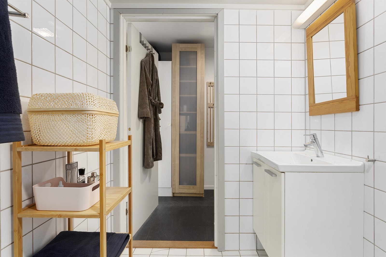 Badet er utstyrt med dusjkabinett, gulvstående toalett, mekanisk avtrekk og opplegg for vaskemaskin. Elektrisk gulvvarme. Galleribilde