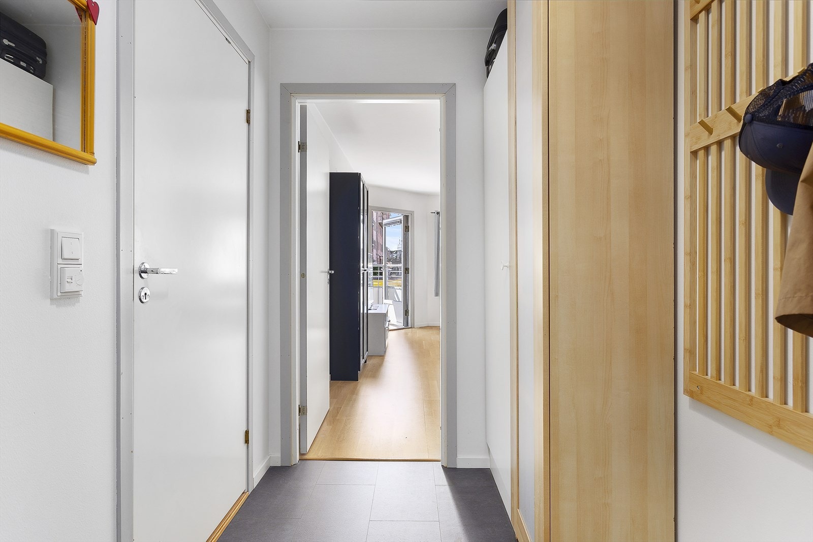 Entréen oppleves svært luftig og gir et godt førsteinntrykk til boligen. Galleribilde