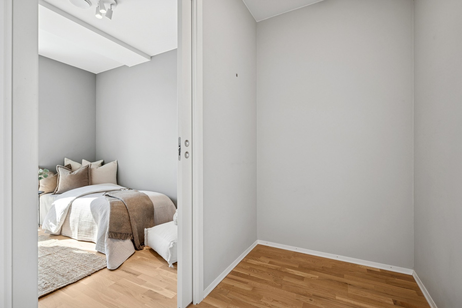 En praktisk gang/garderobe mellom stue og det lille soverommet. Galleribilde