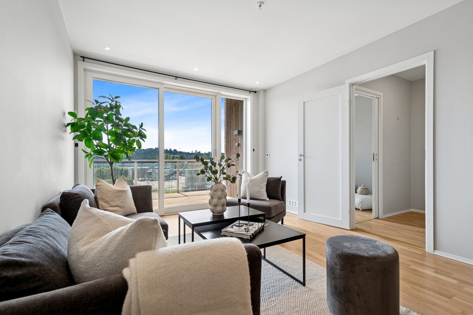 Fin plass til sofagruppe og annet møblement i stuen. Galleribilde