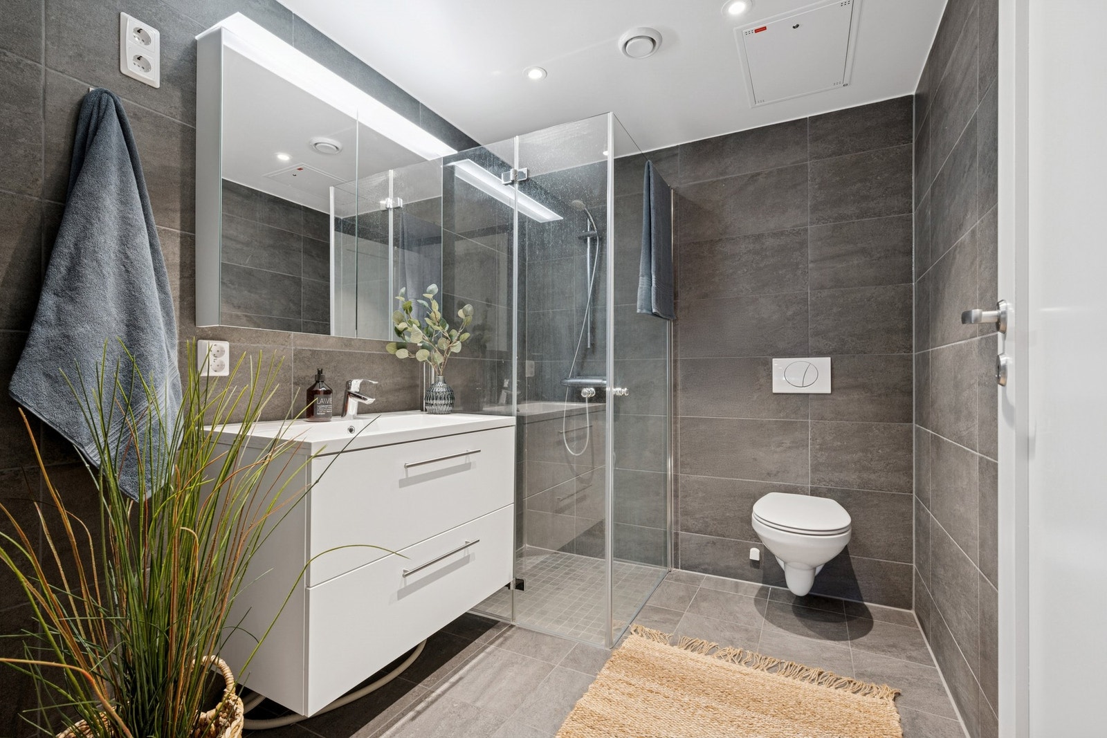 Delikat baderom med flislagte overflater og moderne innredning. Galleribilde