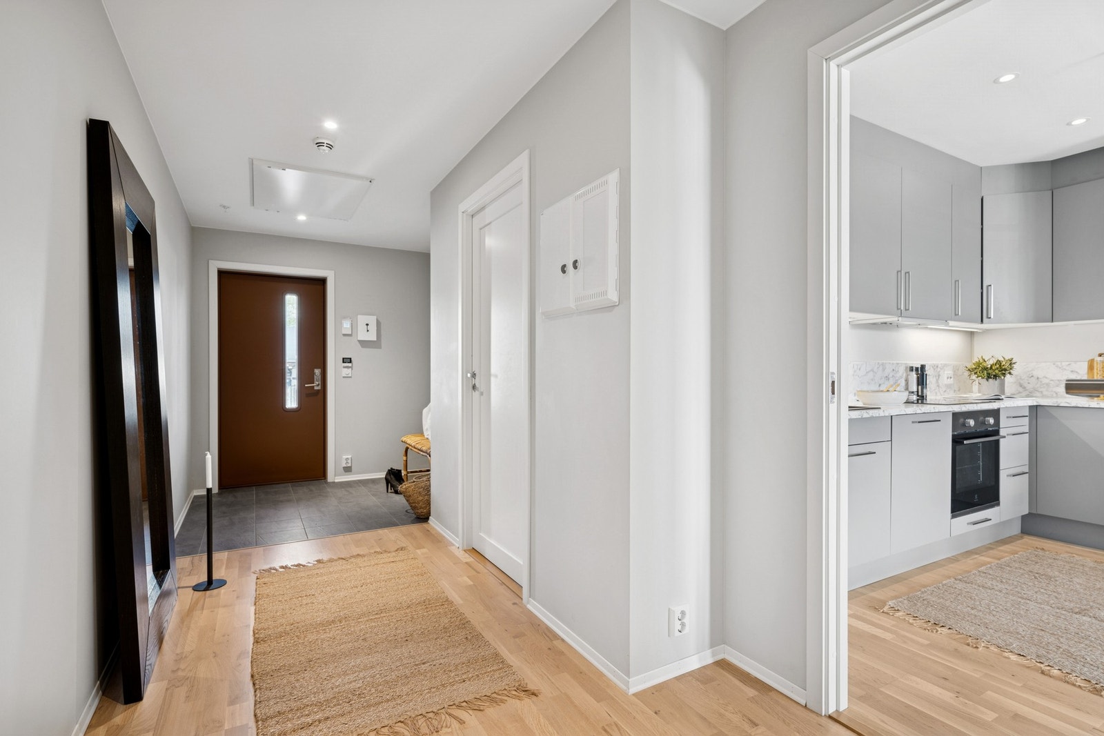 Entréen er lys og har fin plass til å hensette sko og yttertøy. Galleribilde
