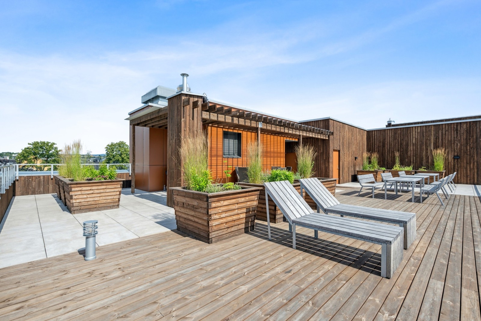 I tillegg til egen balkong er det felles takterrasse. Her kan du samle venner og naboer til hyggelige stunder med flott utsikt og god plass til både soling og grilling. Galleribilde