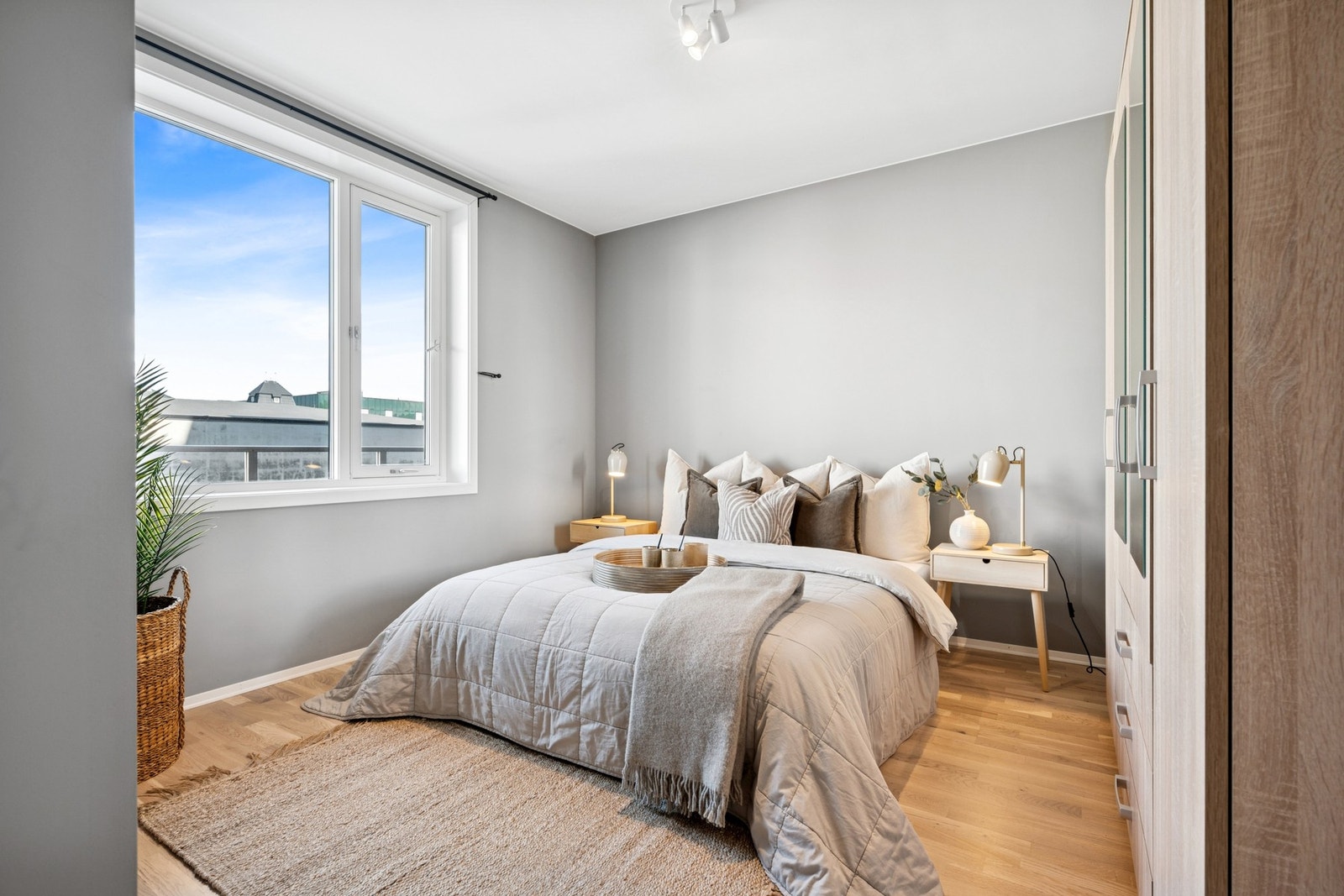 Hovedsoverommet har god plass til dobbeltseng og tilhørende nattbord. Galleribilde