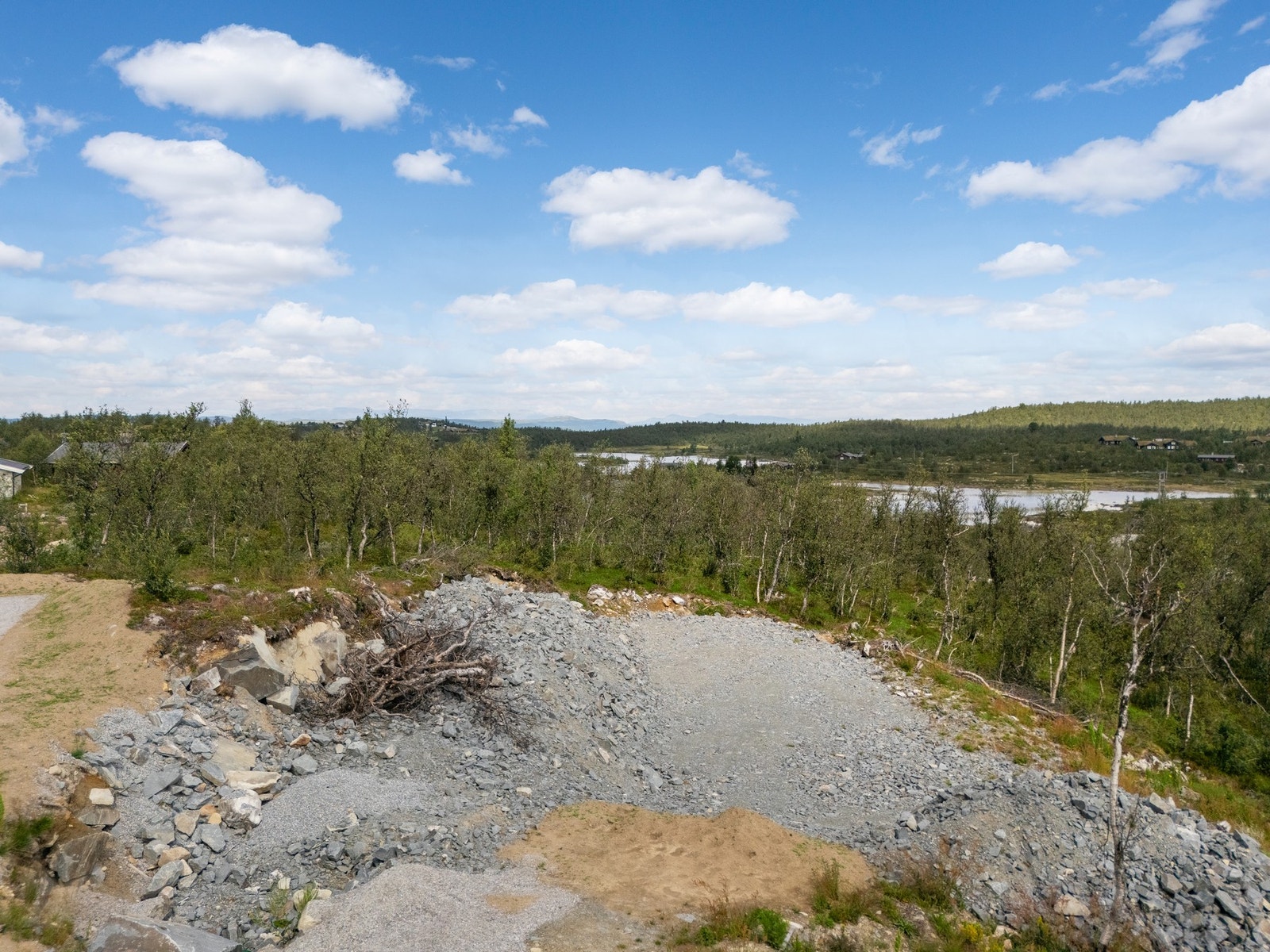Tomten ligger i enden av veien, plassert slik at man får godt utsyn. Galleribilde