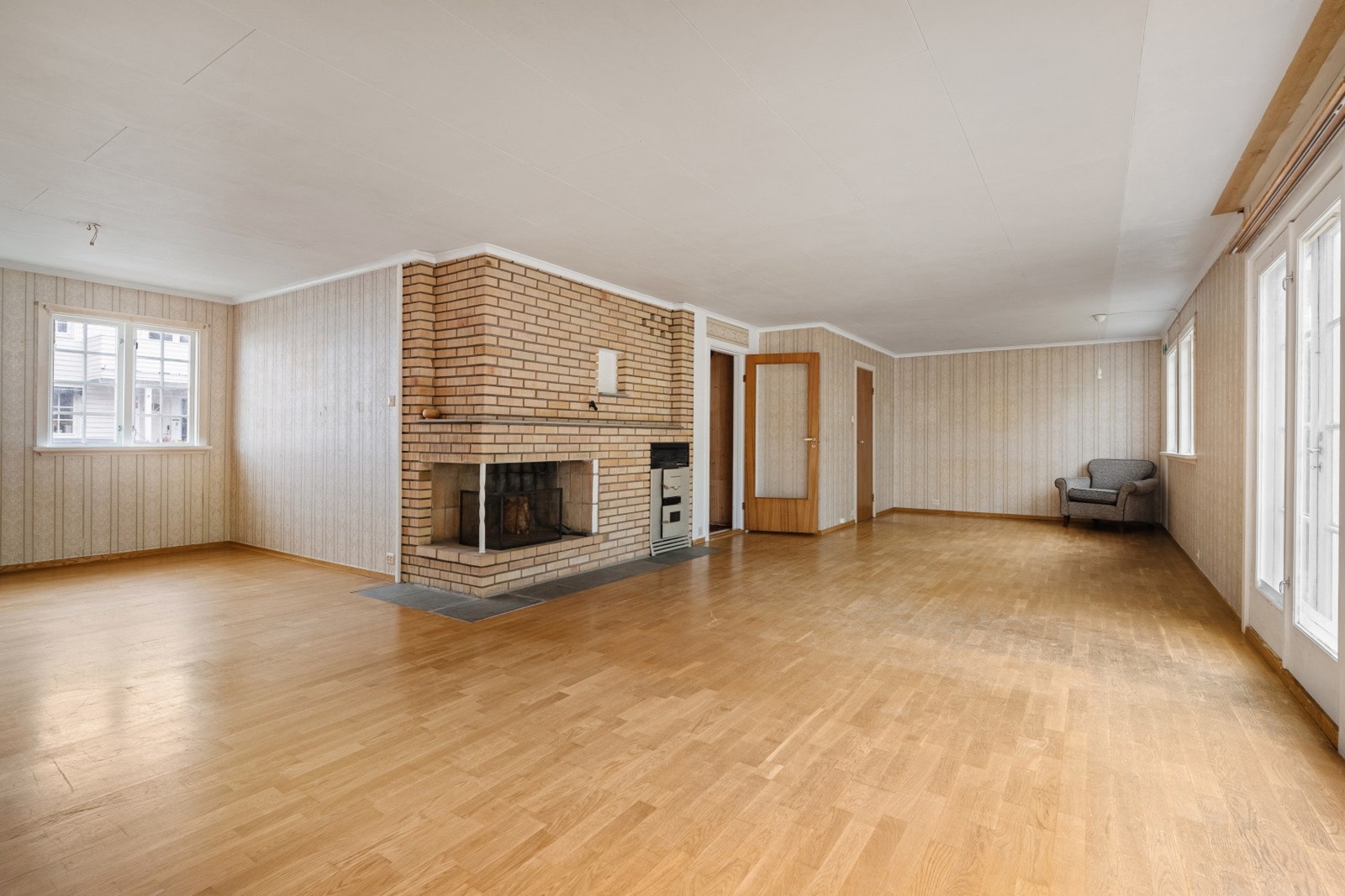 Stor stue/spiosestue med peis Galleribilde