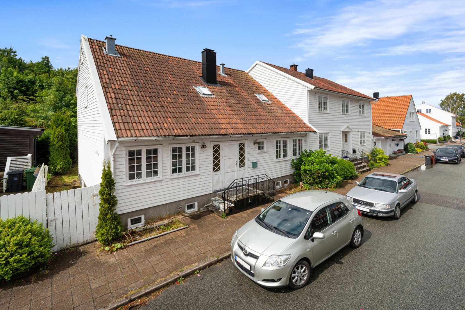 Boligens fasade med port til hagen Galleribilde