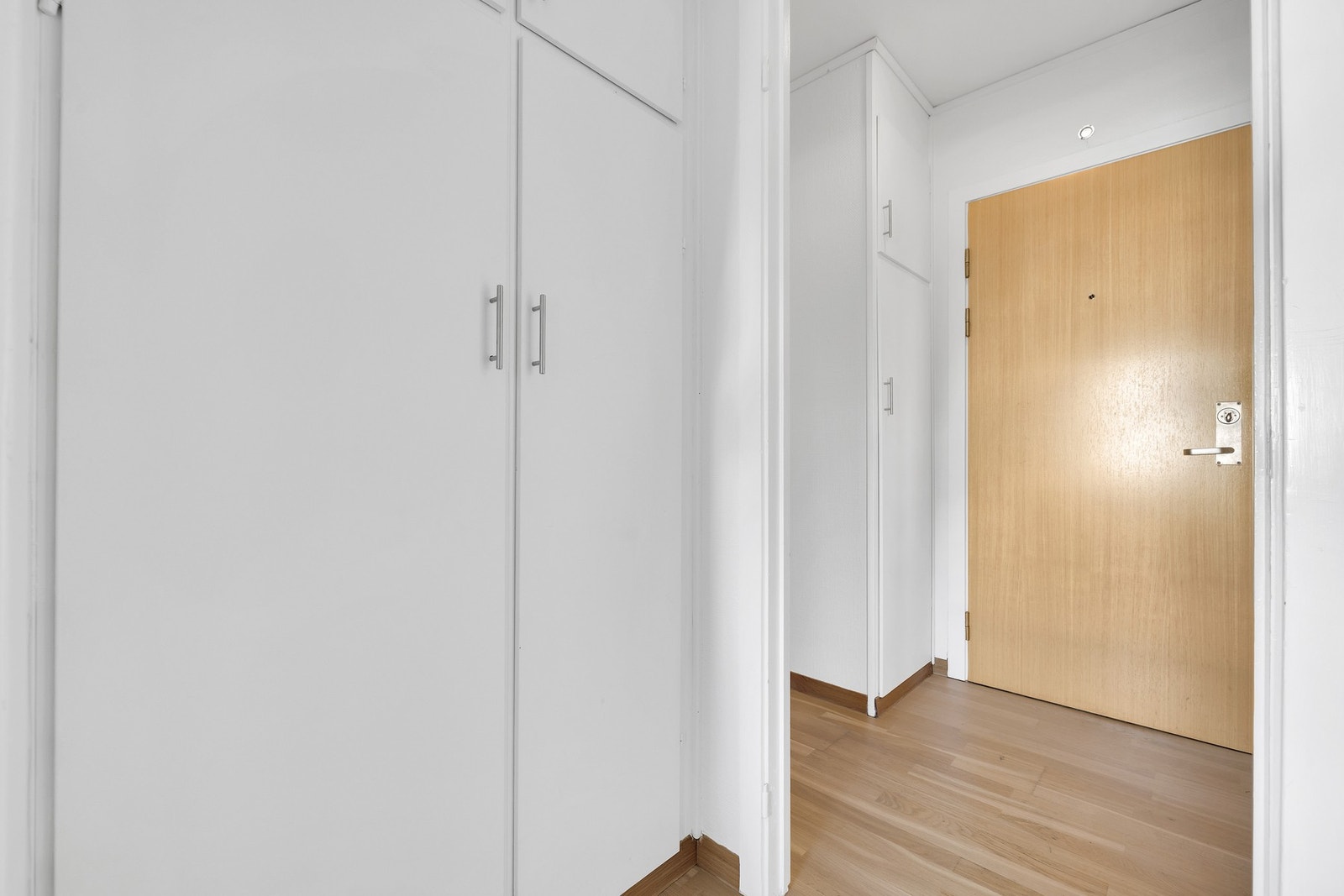 God oppbevaring i garderobeskap i gangen. Galleribilde