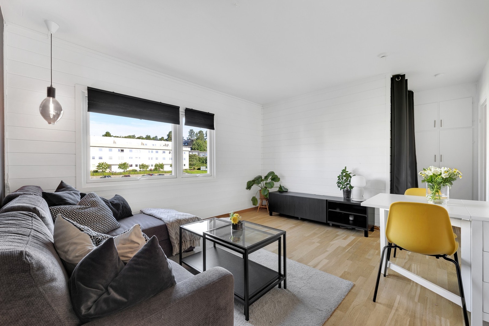 Stuen gir god plass til et lite spisebord. Galleribilde