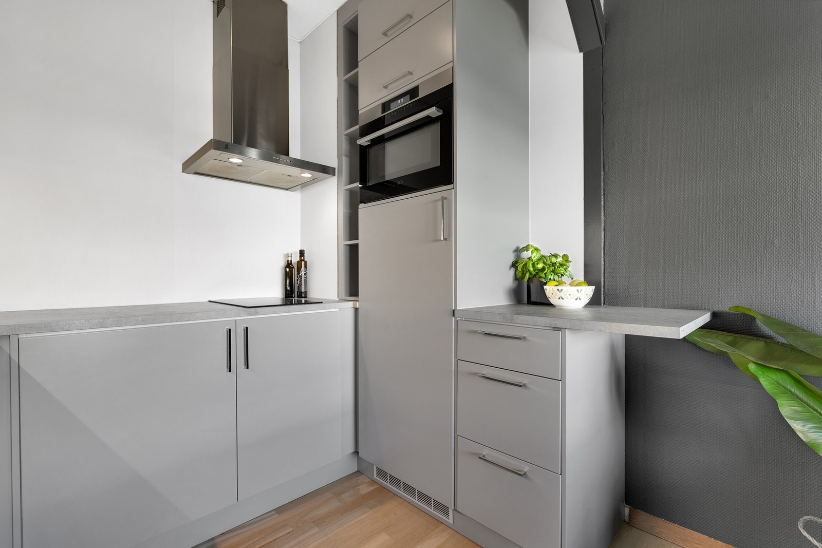 Kjøkkenet har god skapplass og er innredet med plane fronter og benkeplater av laminat. Galleribilde