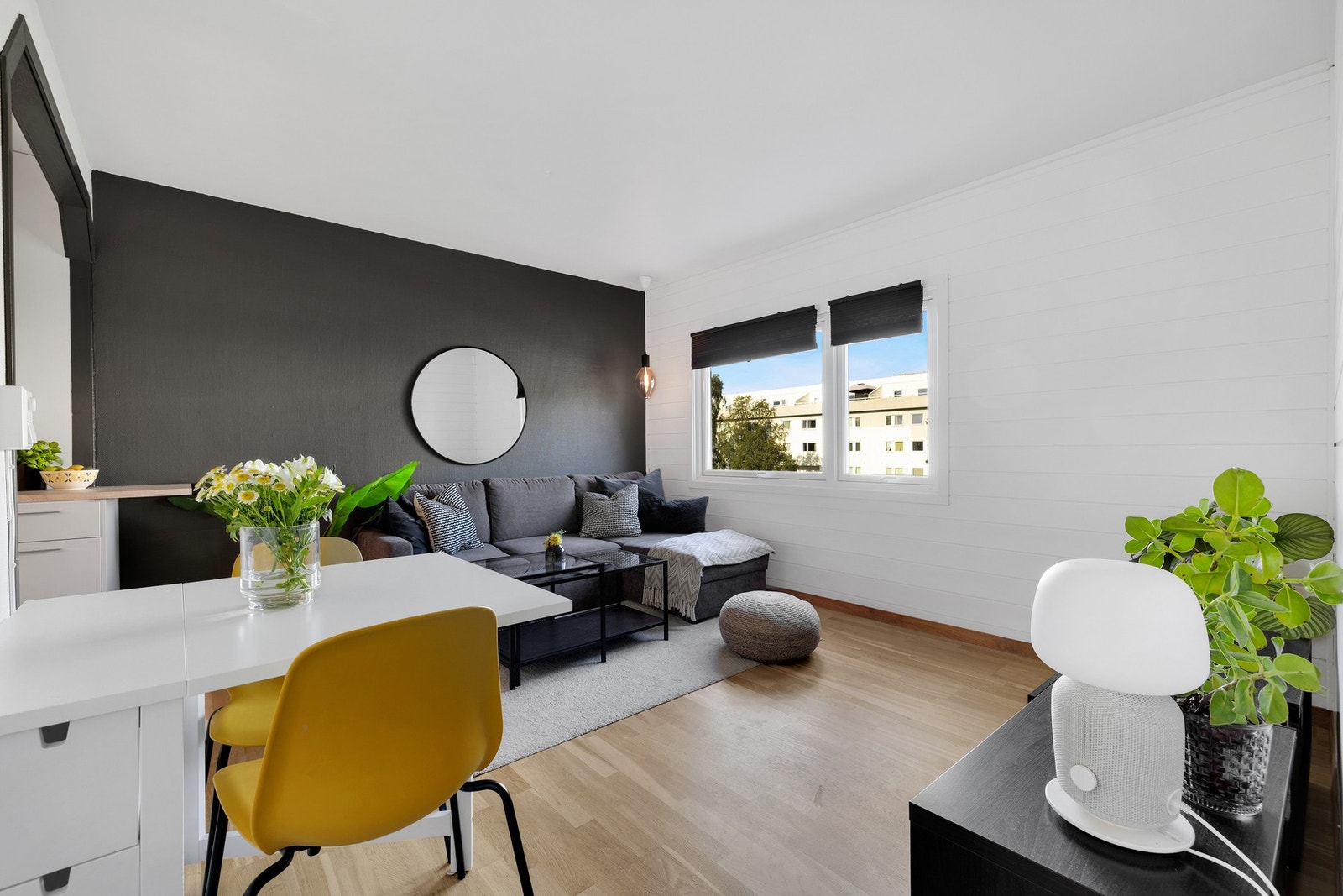 Store vindusflater fra 2021 som gir godt med naturlig lysinnslipp. Galleribilde