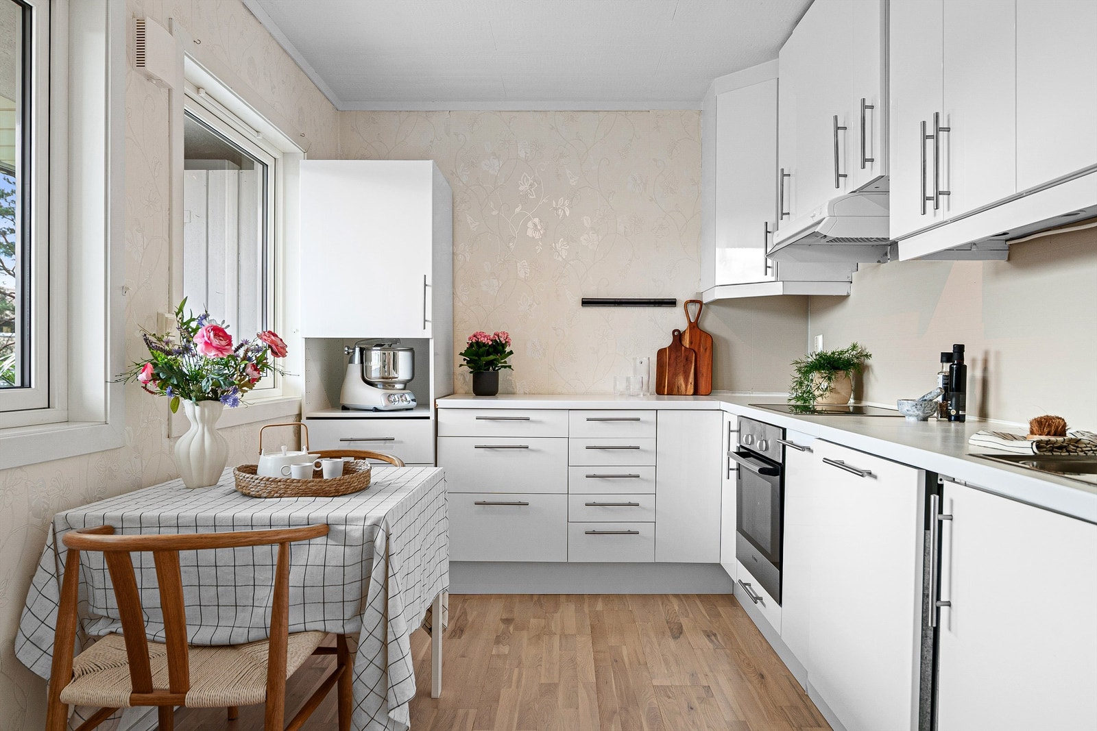 Pent og funksjonelt kjøkken med god plass i skuffer og skap til oppbevaring og benkeplass til matlagingen Galleribilde