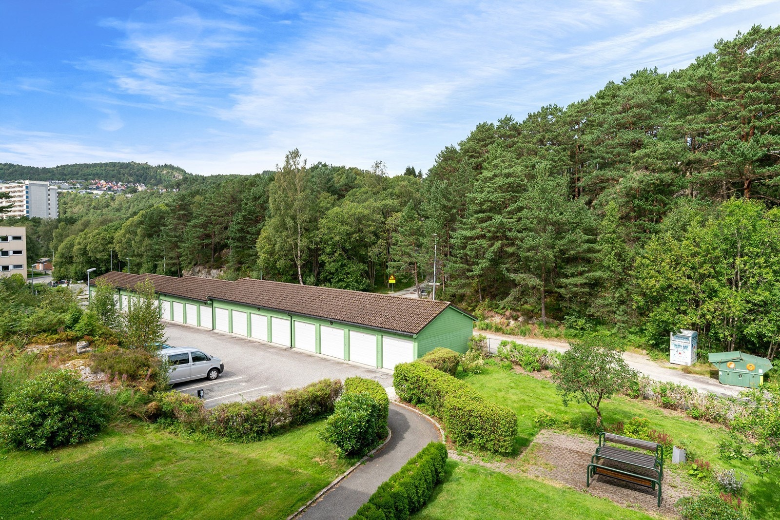 Borettslaget har gode parkeringsmuligheter med utendørs parkering tilgjengelig for beboere i tillegg til 116 garasjer. Garasjeplass blir tildelt etter venteliste. Det er mulighet for el-bil lader. Galleribilde